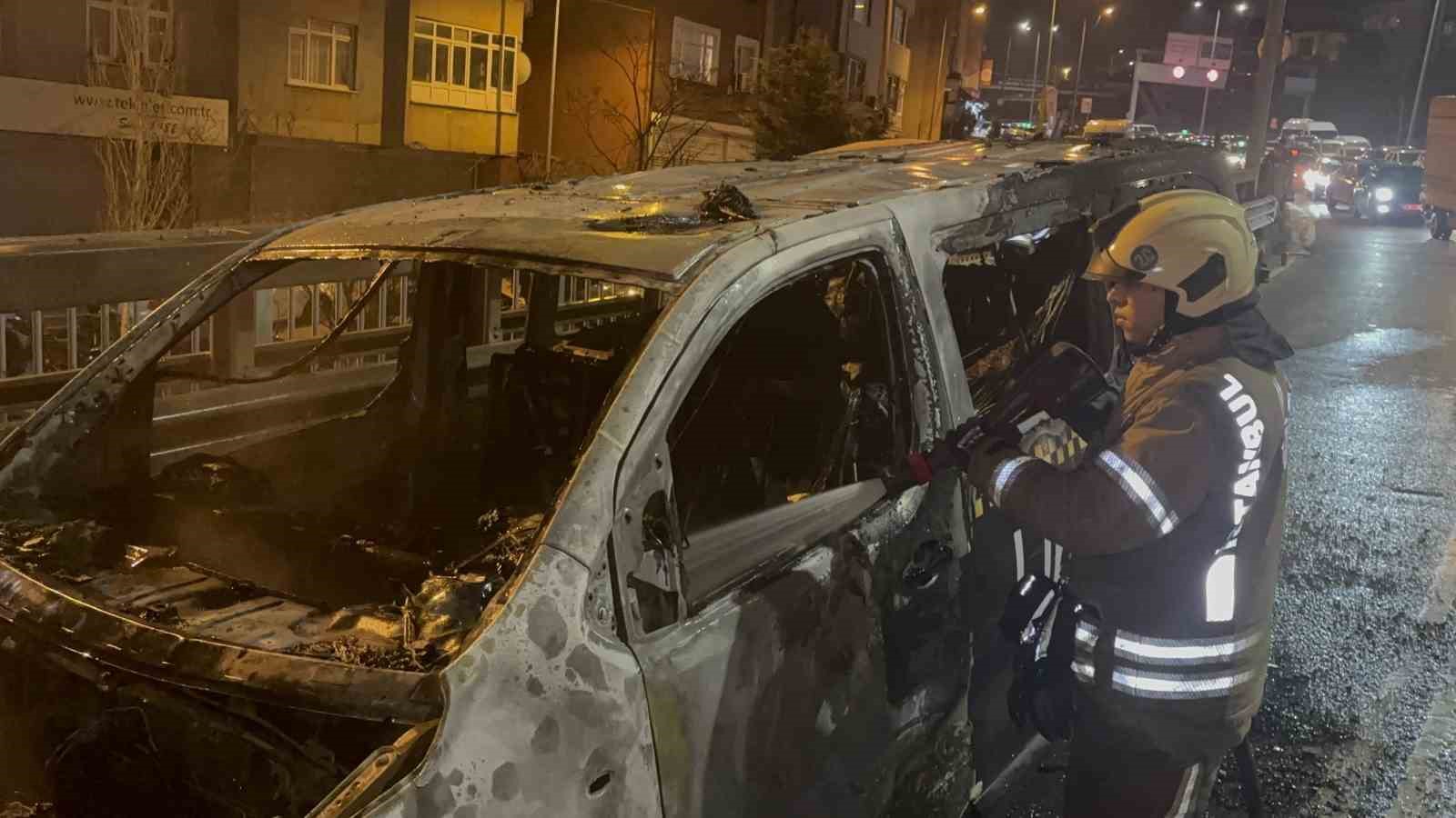 Okmeydanı’nda ticari takside yangın: Yolcular son anda tahliye edildi
