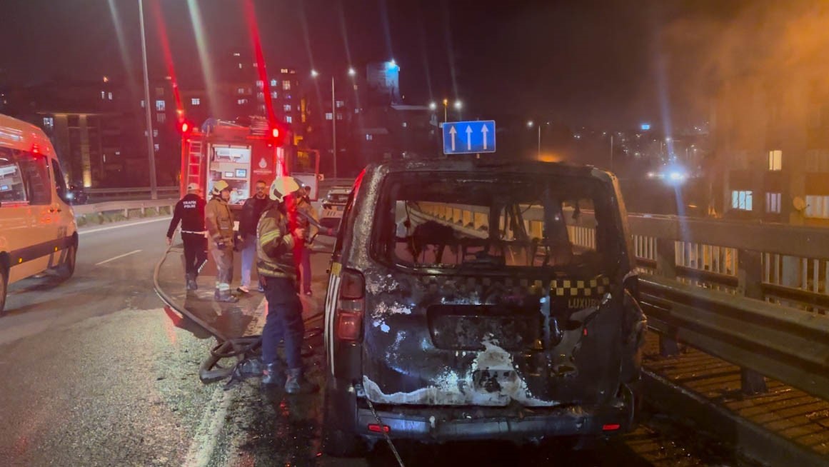 Okmeydanı’nda ticari takside yangın: Yolcular son anda tahliye edildi
