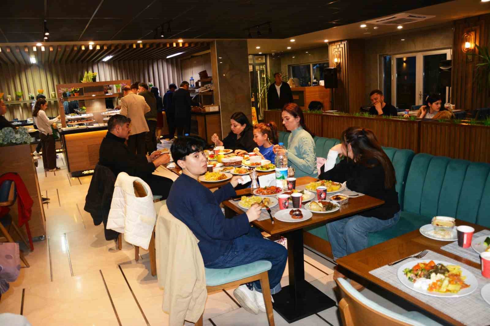 Öksüz ve yetim çocuklar için iftar programı düzenlendi
