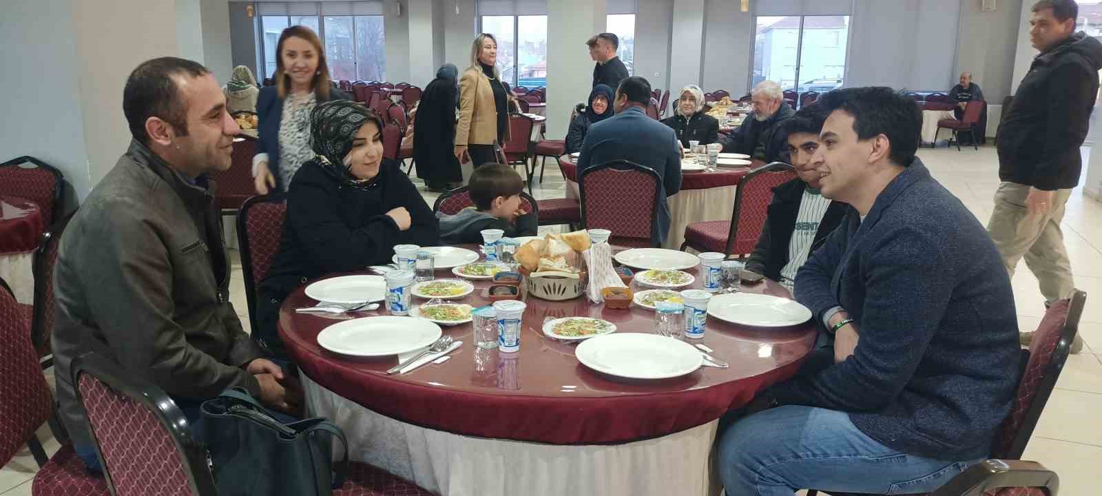 Öksüz ve yetimler için gönülleri ısıtan iftar
