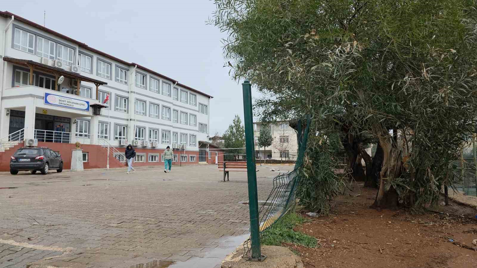 Okul bahçesinde 17 yaşındaki çocuğun cansız bedeni bulundu
