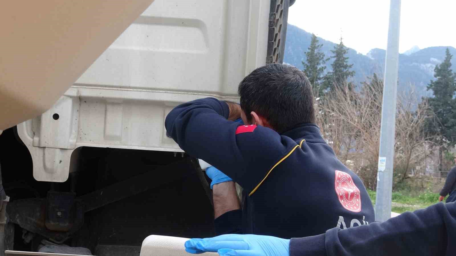 Okul dönüşü kamyon ile çarpışan motosikletteki 2 genç yaralandı
