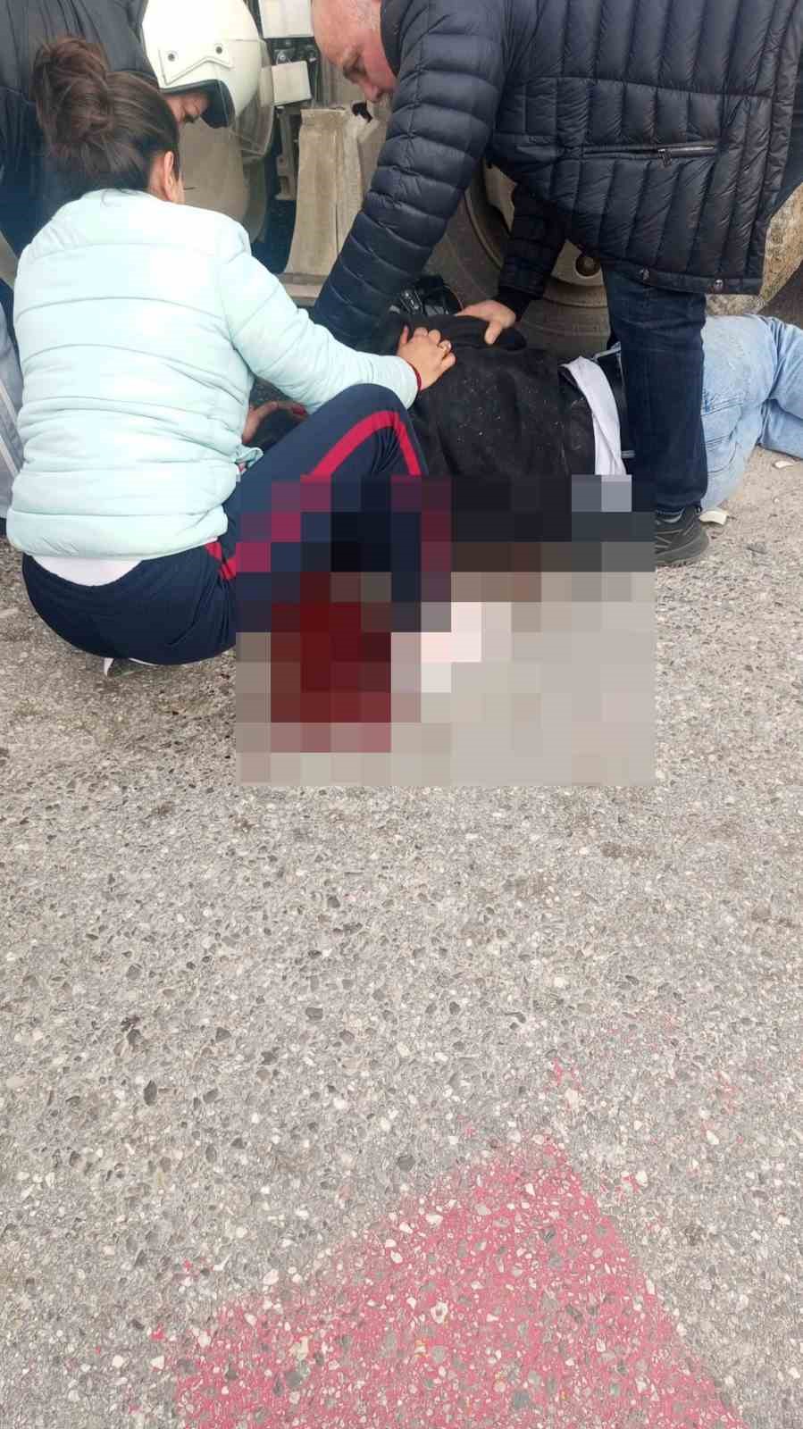 Okul dönüşü kamyon ile çarpışan motosikletteki 2 genç yaralandı
