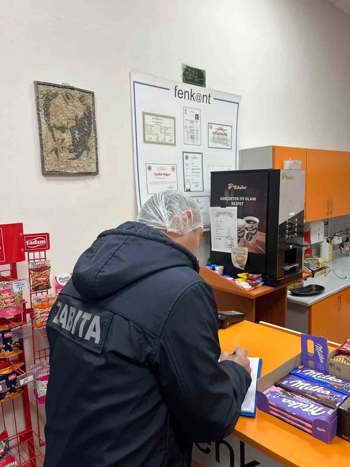 Okul kantini denetleyen zabıta son kullanama tarihi geçmiş ürünlere el koydu
