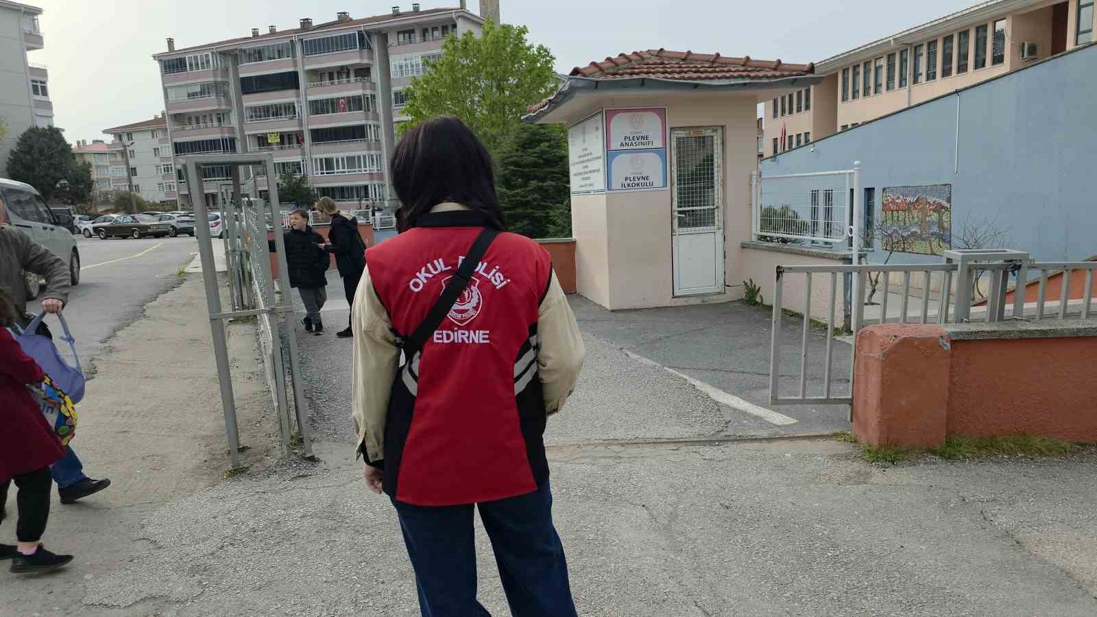 Okul önlerinde sıkı denetim
