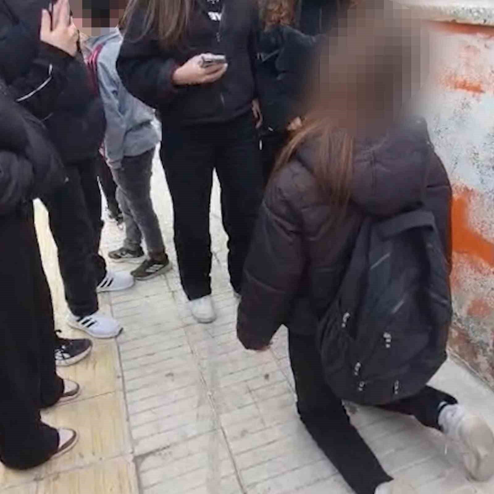Okul önünde akran zorbalığı kameraya yansıdı: Diz çöktürüp zorla özür dilettiler
