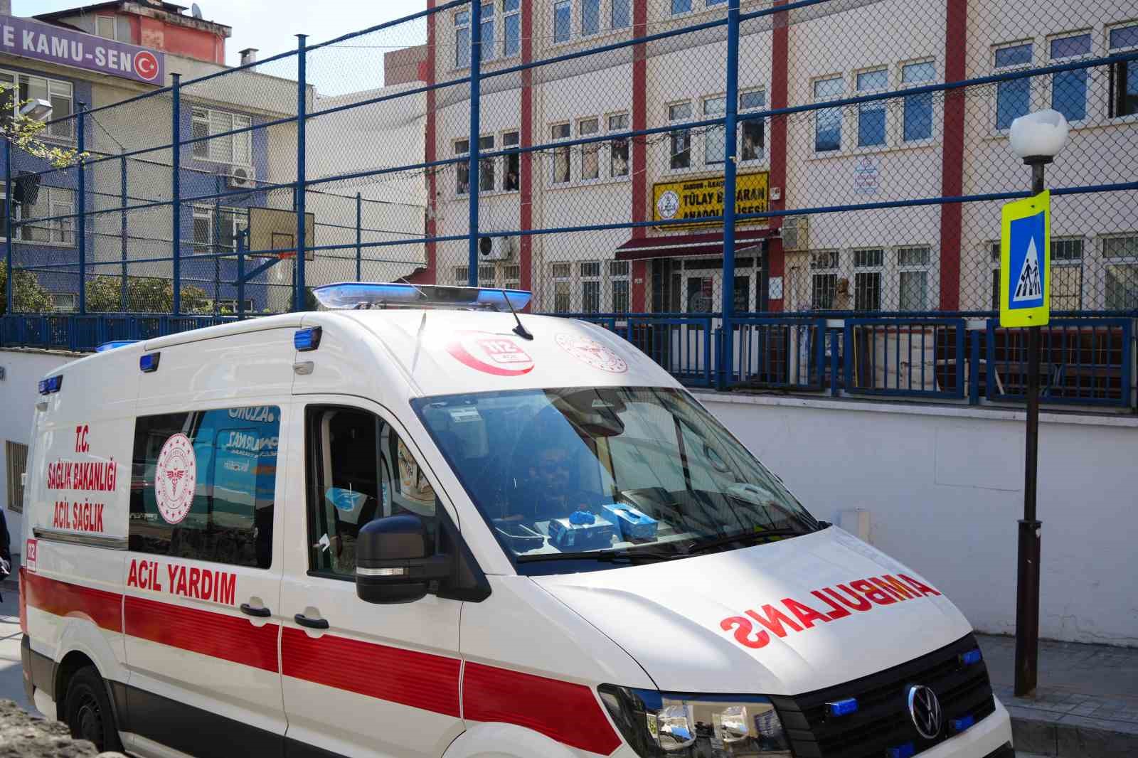 Okul önünde silahlı saldırı: 2 yaralı
