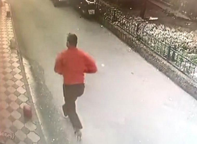 Okul önünde silahlı saldırı: 2 yaralı
