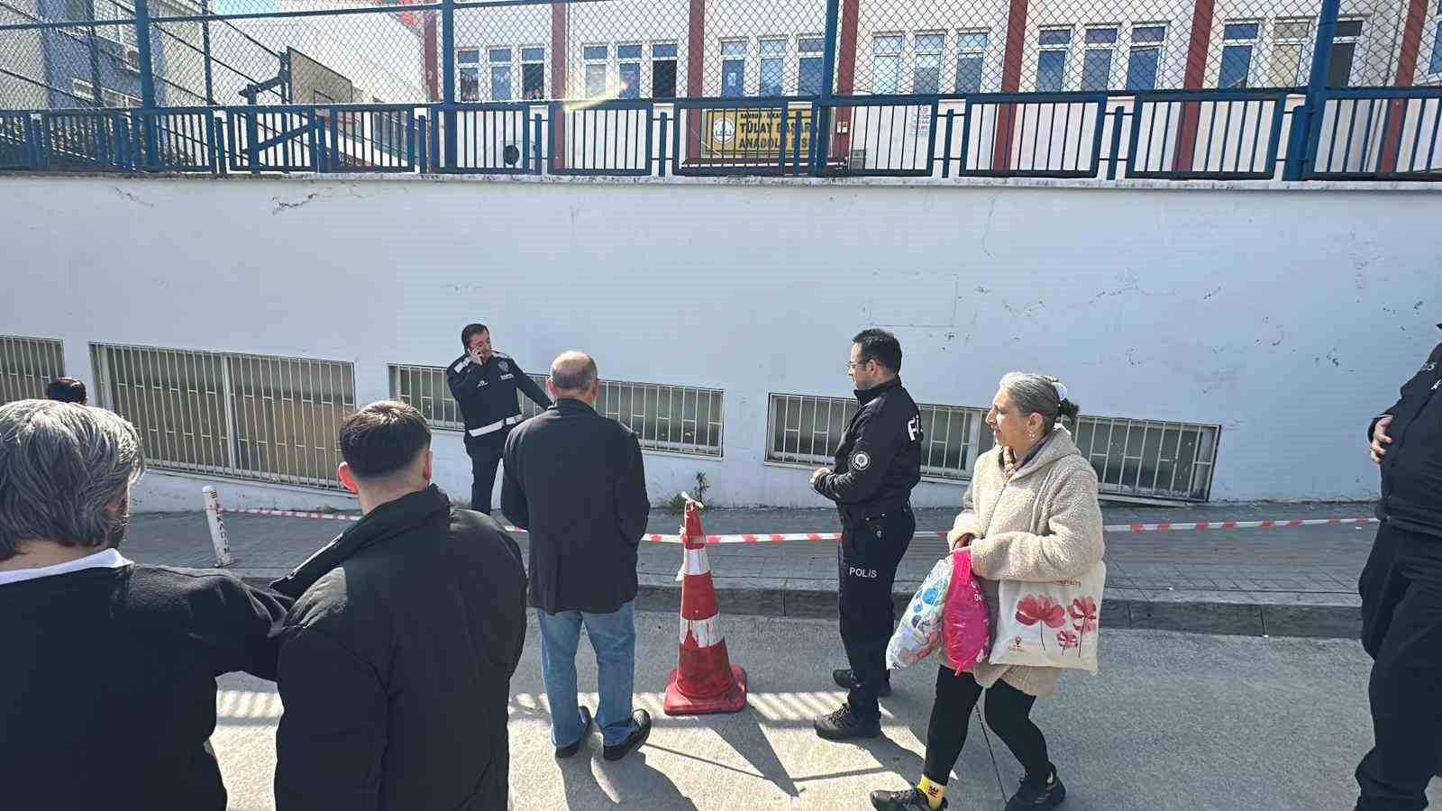 Okul önünde silahlı saldırı: 2 yaralı
