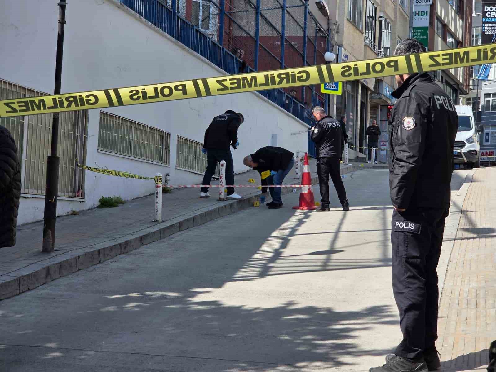 Okul önünde silahlı saldırı: 2 yaralı
