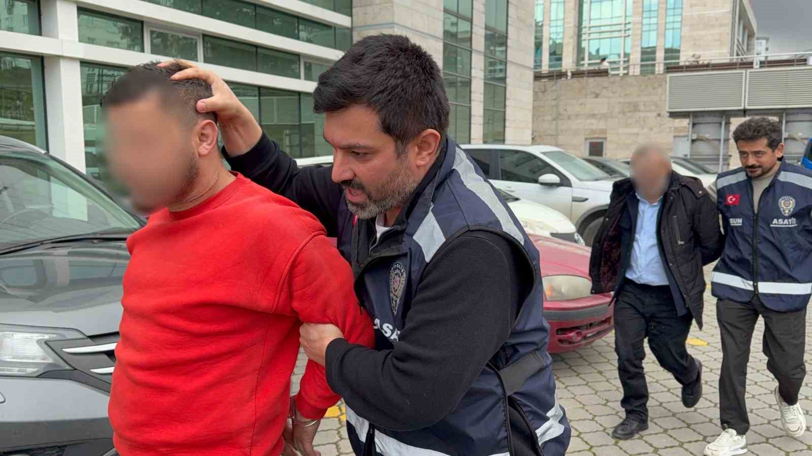 Okul önündeki 2 kişinin yaralandığı silahlı saldırıyla ilgili 2 kişi adliyeye sevk edildi
Okul önündeki 2 kişinin yaralandığı silahlı saldırıyla ilgili 2 kişi adliyeye sevk edildi