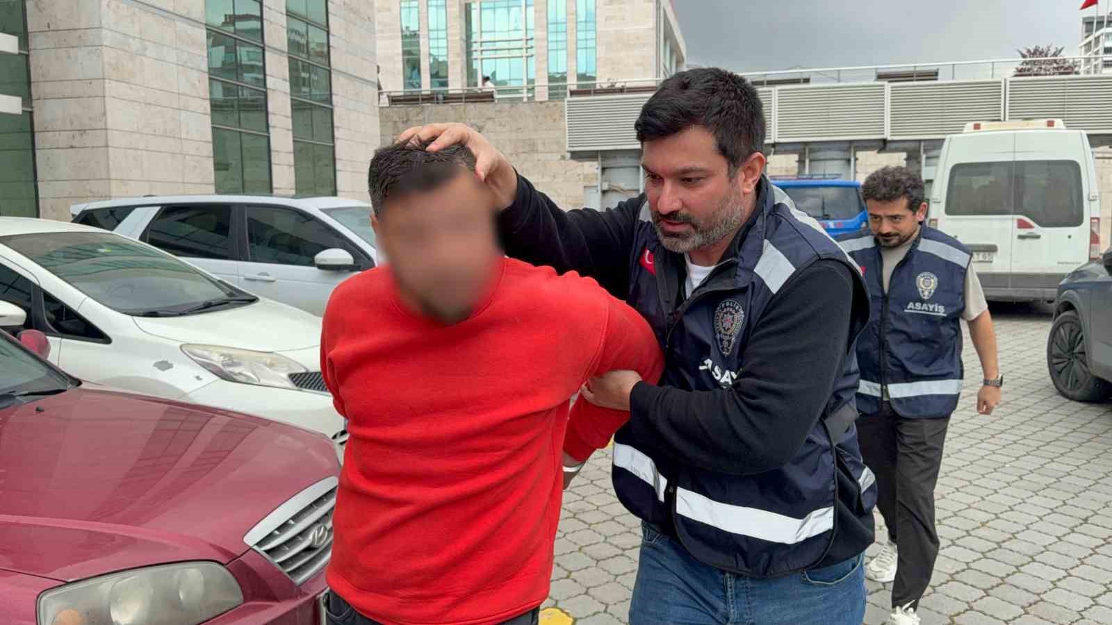 Okul önündeki 2 kişinin yaralandığı silahlı saldırıyla ilgili 2 kişi adliyeye sevk edildi
Okul önündeki 2 kişinin yaralandığı silahlı saldırıyla ilgili 2 kişi adliyeye sevk edildi