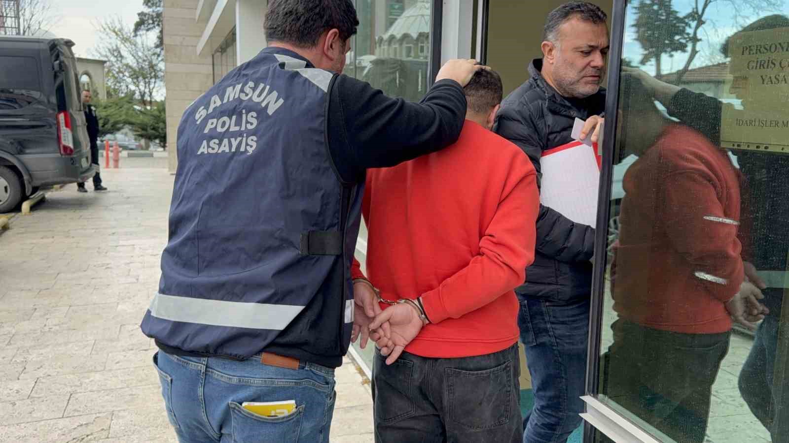 Okul önündeki 2 kişinin yaralandığı silahlı saldırıyla ilgili 2 kişi adliyeye sevk edildi
Okul önündeki 2 kişinin yaralandığı silahlı saldırıyla ilgili 2 kişi adliyeye sevk edildi