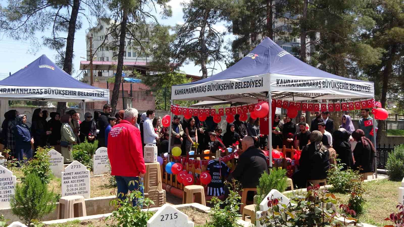 Okul saldırısında hayatını kaybeden çocukların mezarı Türk bayrakları ve balonlarla süslendi
