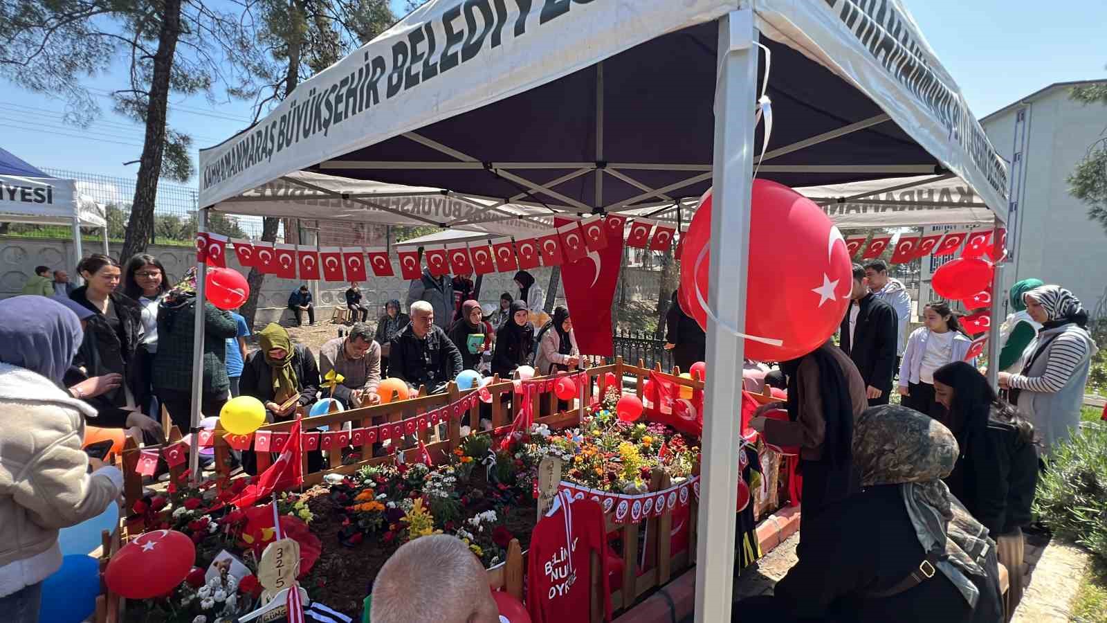 Okul saldırısında hayatını kaybeden çocukların mezarı Türk bayrakları ve balonlarla süslendi
