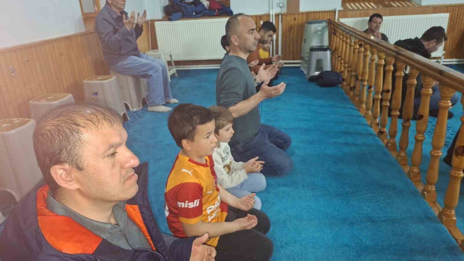 Okul saldırısında hayatını kaybeden öğretmen ve öğrenciler için Hisarcık’ta mevlit okutuldu
