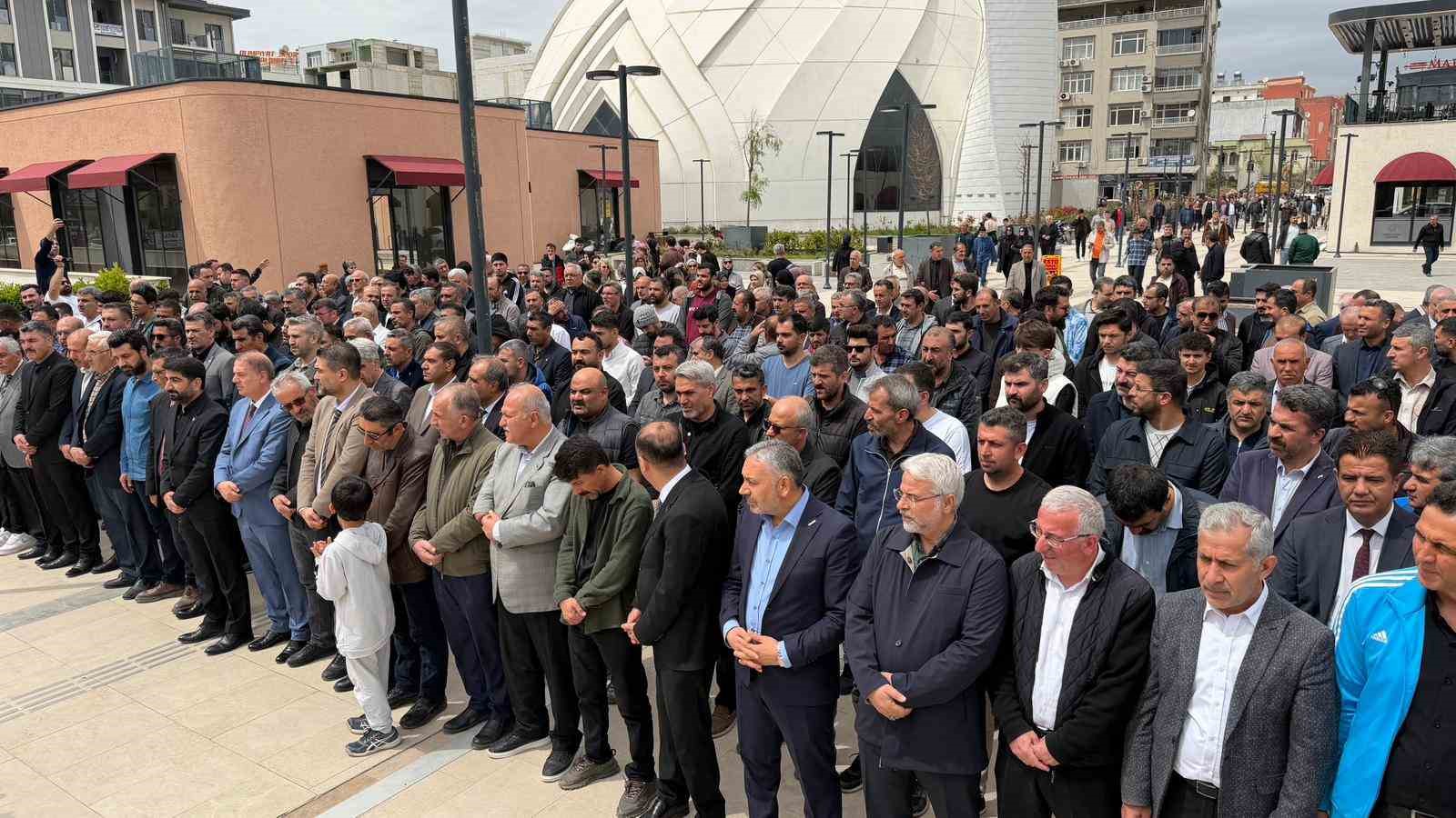 Okul saldırısında hayatını kaybedenler için gıyabi cenaze namazı kılındı
