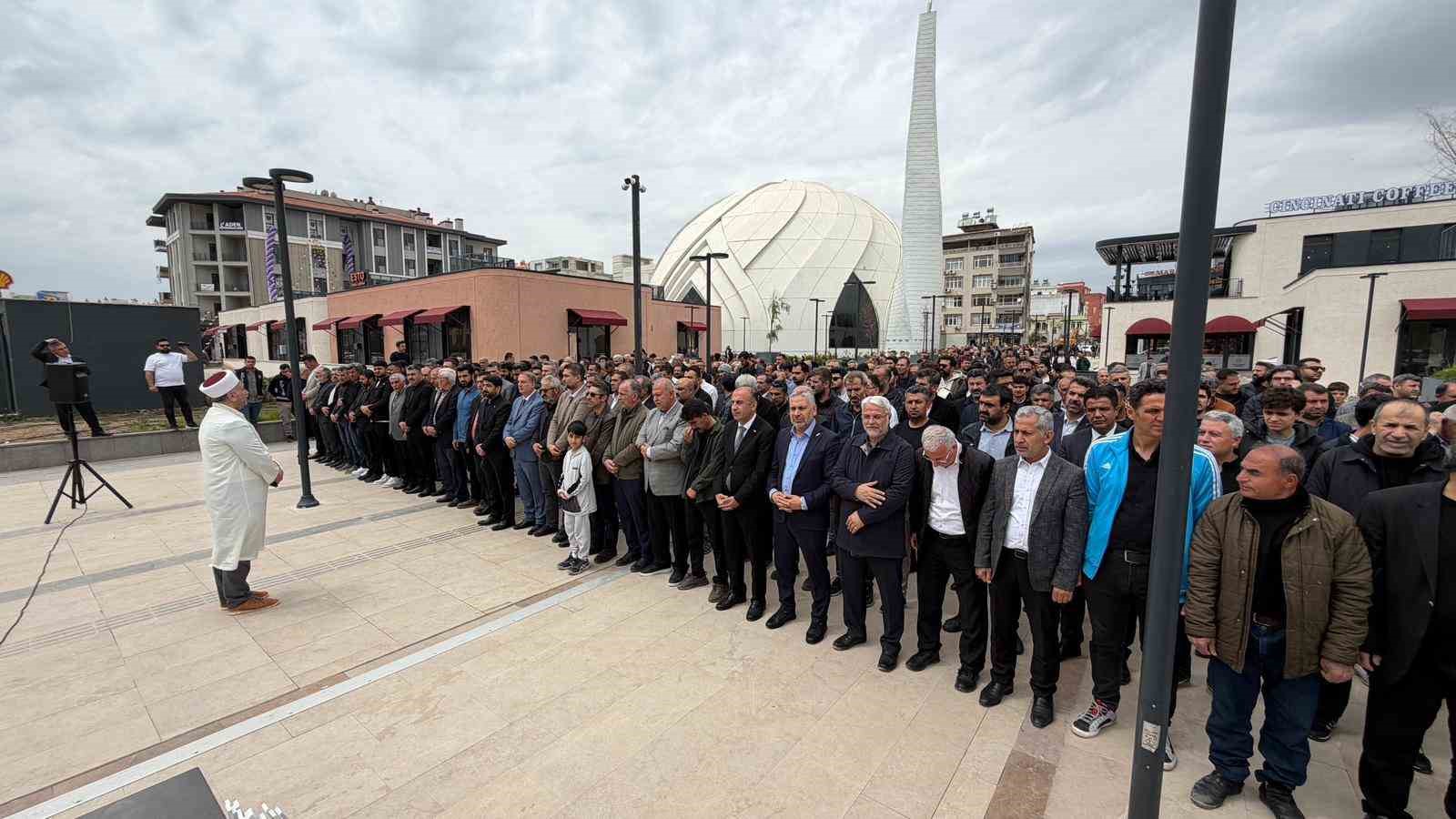 Okul saldırısında hayatını kaybedenler için gıyabi cenaze namazı kılındı
