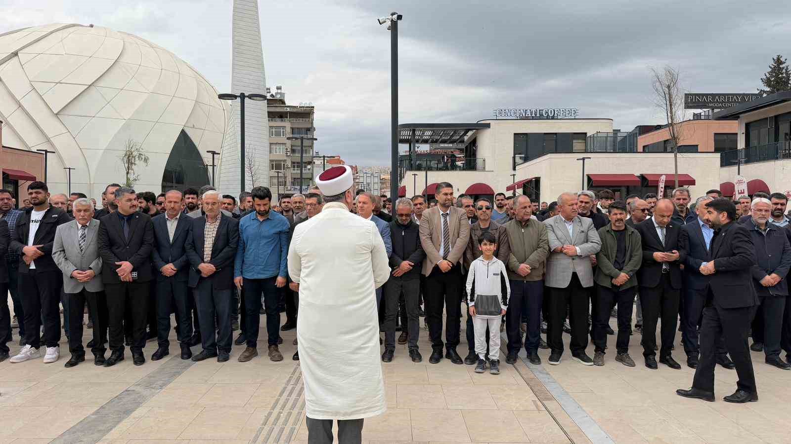 Okul saldırısında hayatını kaybedenler için gıyabi cenaze namazı kılındı
