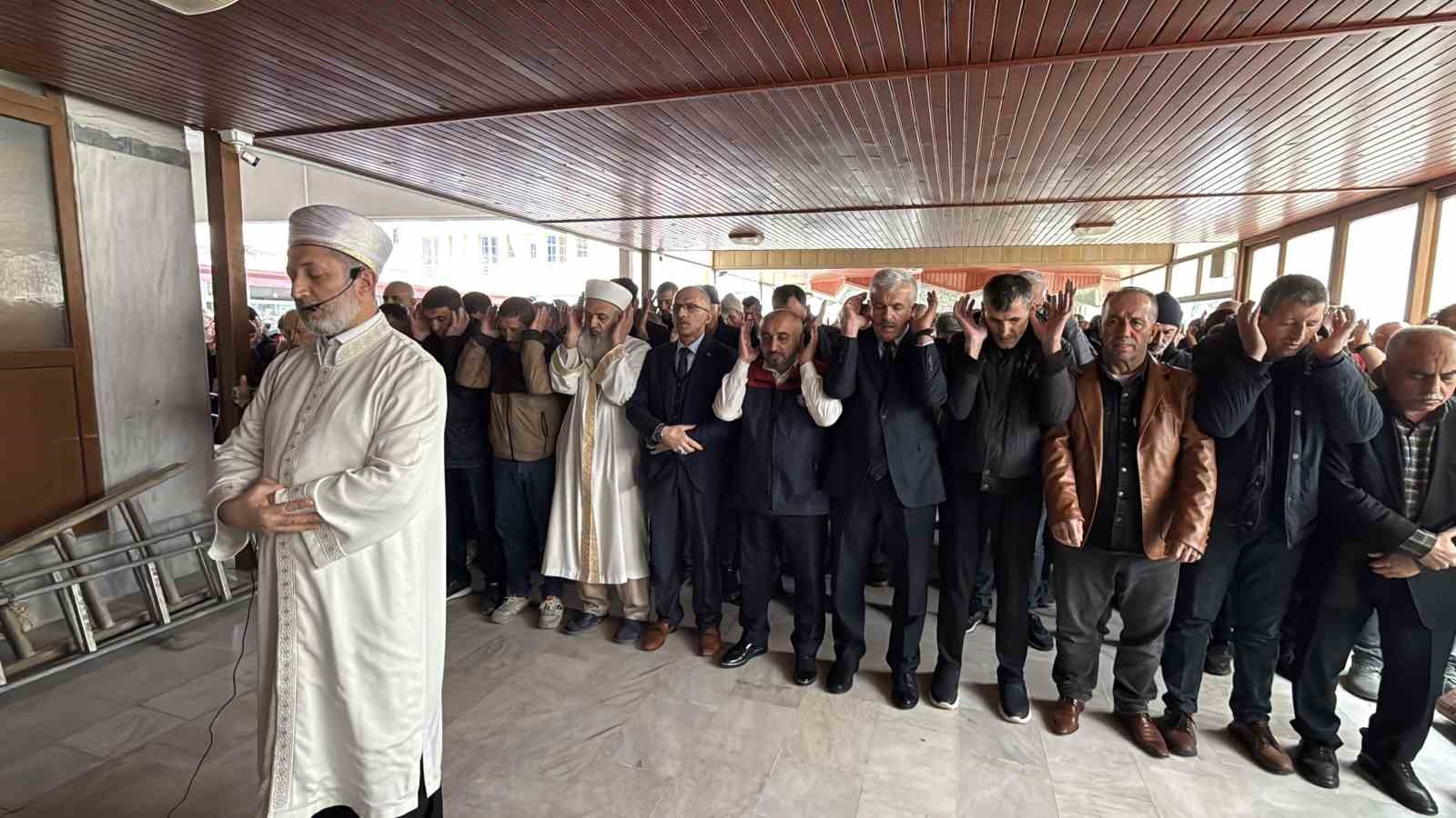 Okul saldırısında hayatını kaybedenler için gıyabi cenaze namazı kılındı
