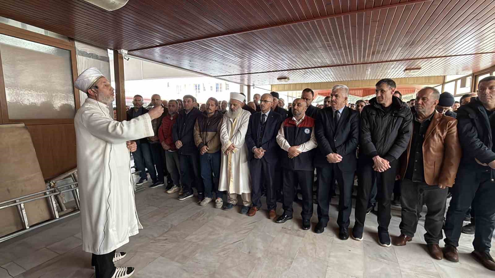 Okul saldırısında hayatını kaybedenler için gıyabi cenaze namazı kılındı
