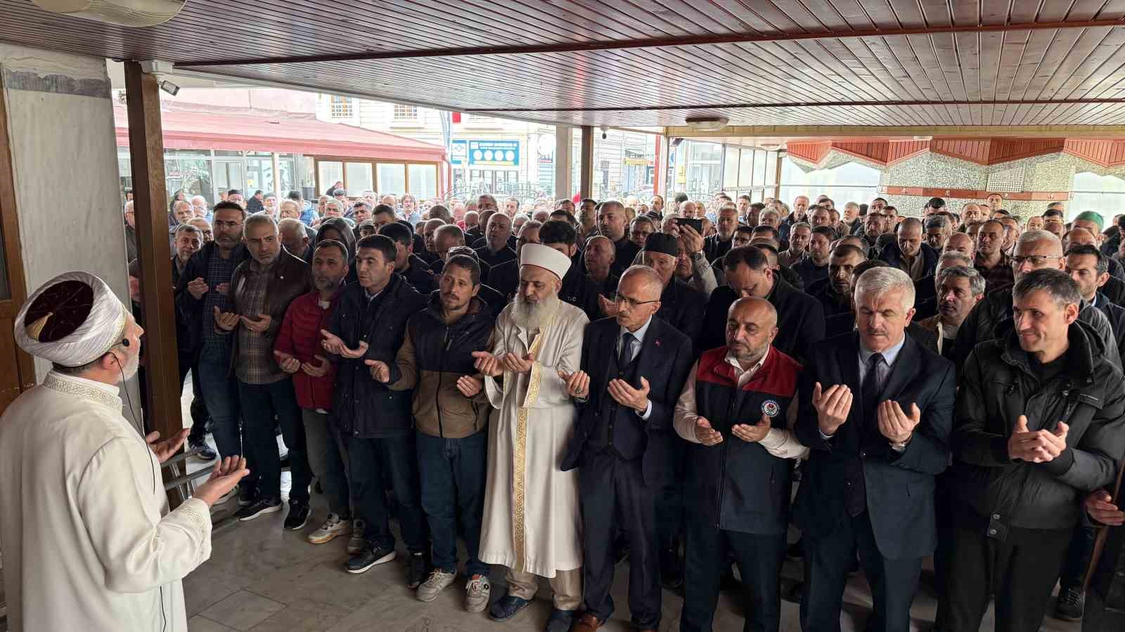 Okul saldırısında hayatını kaybedenler için gıyabi cenaze namazı kılındı
