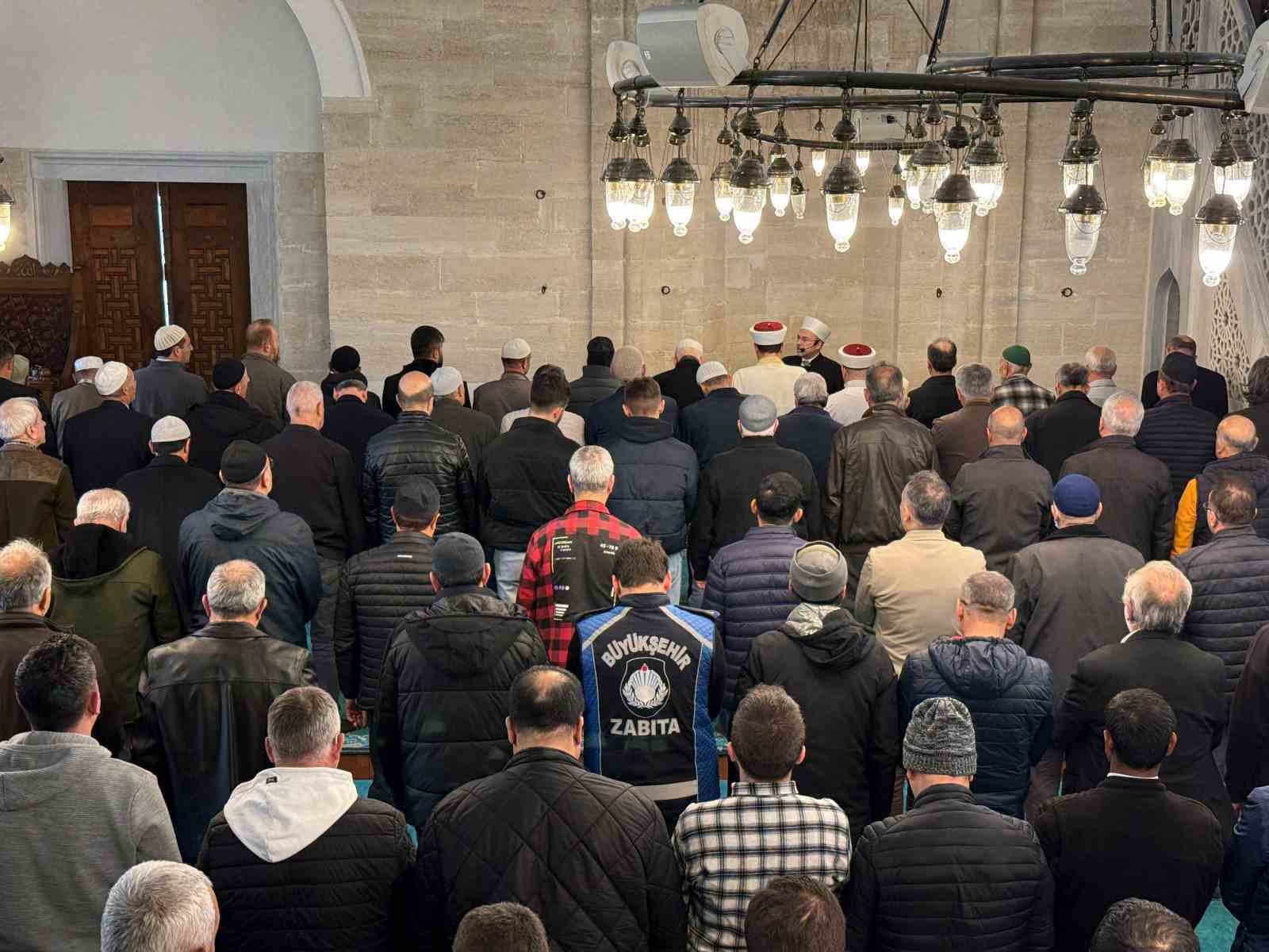 Okul saldırısında hayatını kaybedenler için gıyabi cenaze namazı kılındı
