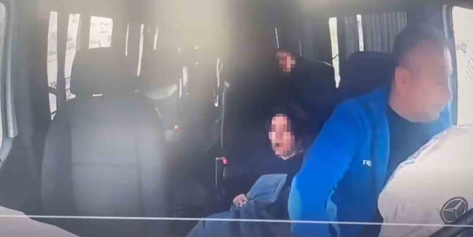 Okul servisi ile kamyonet kafa kafaya çarpıştı: Emniyet kemeri takılı olmayan öğrenci koridora uçtu
