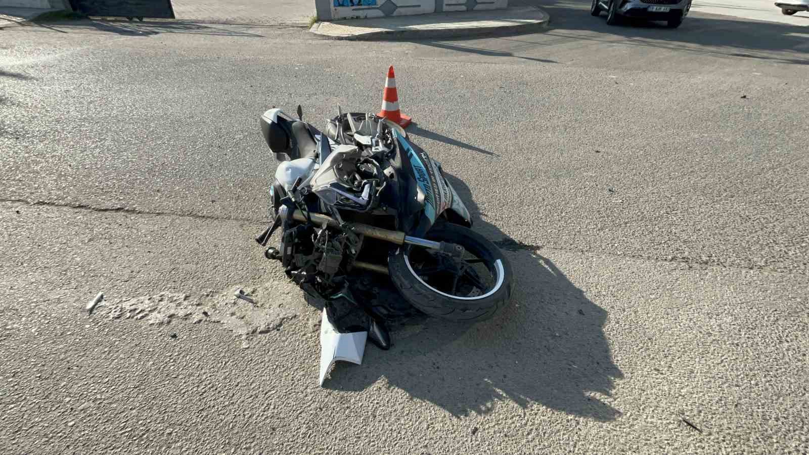 Okul servisine çarpmamak için motosikletten düşüp metrelerce savruldular: O anlar kamerada
