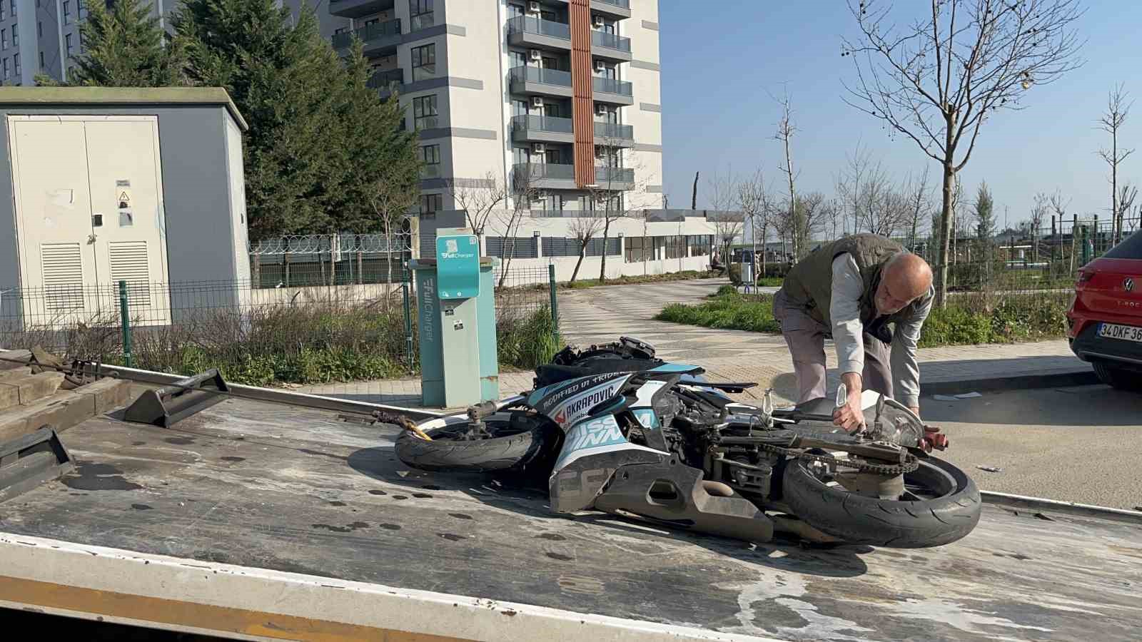 Okul servisine çarpmamak için motosikletten düşüp metrelerce savruldular: O anlar kamerada
