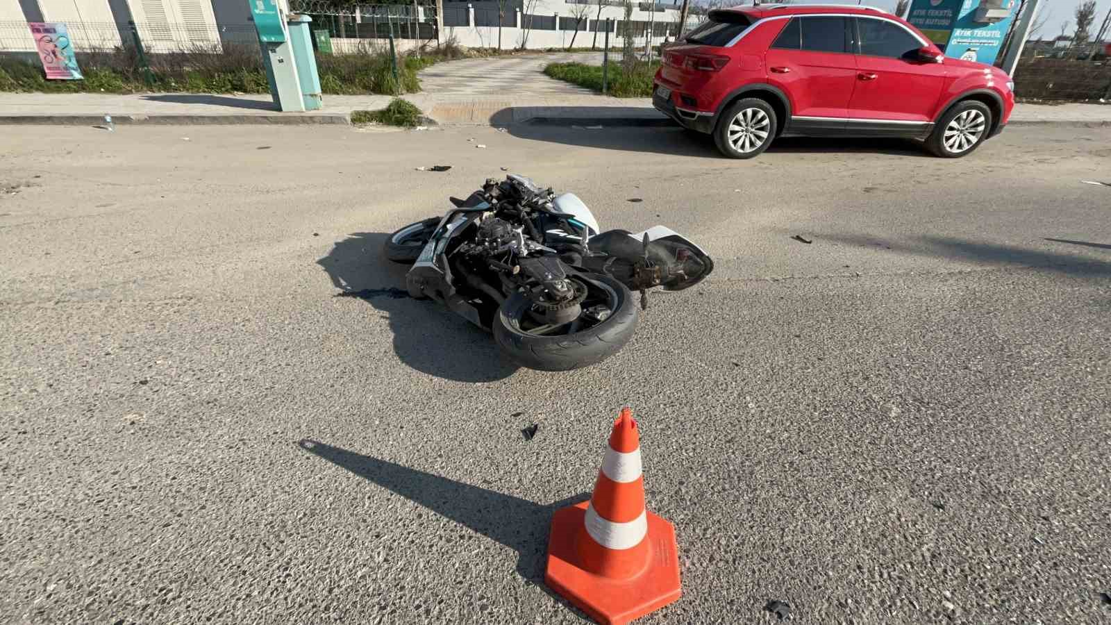 Okul servisine çarpmamak için motosikletten düşüp metrelerce savruldular: O anlar kamerada

