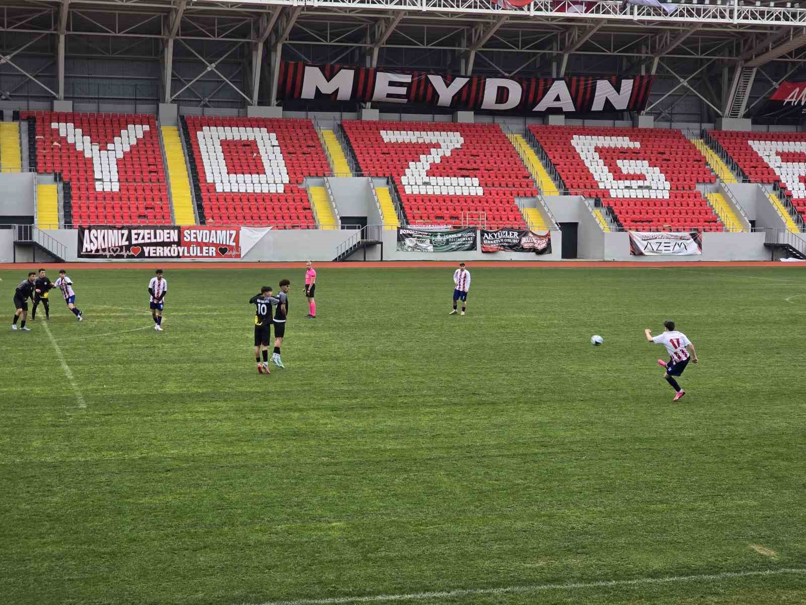 Okul sporları futbol gençler grup yarışmaları 288 sporcunun katılımıyla Yozgat’ta başladı
