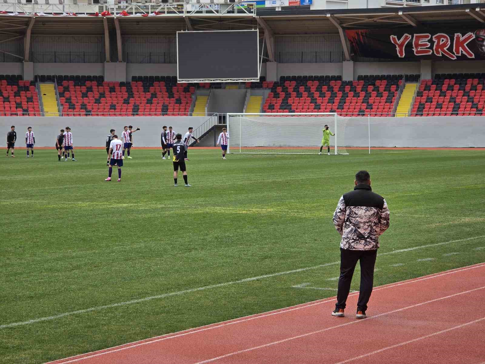 Okul sporları futbol gençler grup yarışmaları 288 sporcunun katılımıyla Yozgat’ta başladı
