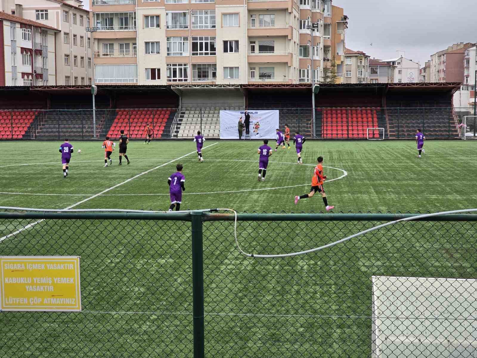 Okul sporları futbol gençler grup yarışmaları 288 sporcunun katılımıyla Yozgat’ta başladı
