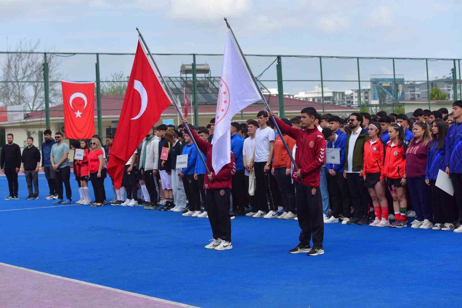 Okul sporları hokey grup müsabakaları Osmaniye’de başladı
Okul sporları hokey grup müsabakaları Osmaniye’de başladı