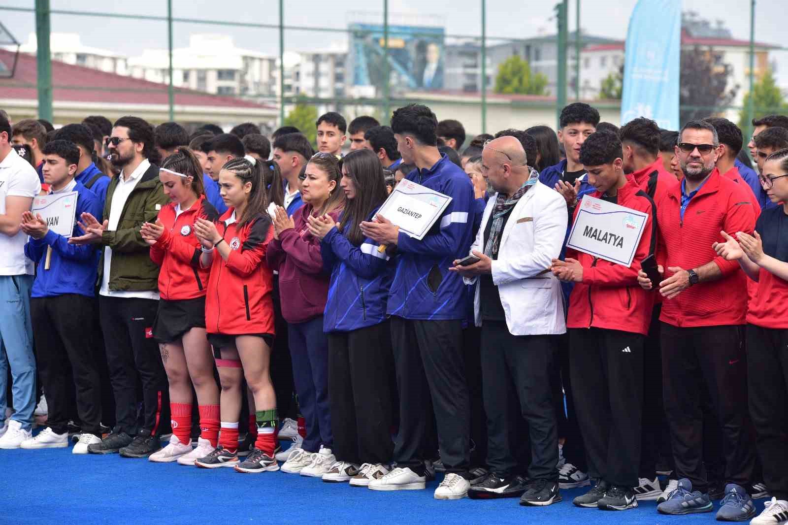 Okul sporları hokey grup müsabakaları Osmaniye’de başladı
Okul sporları hokey grup müsabakaları Osmaniye’de başladı