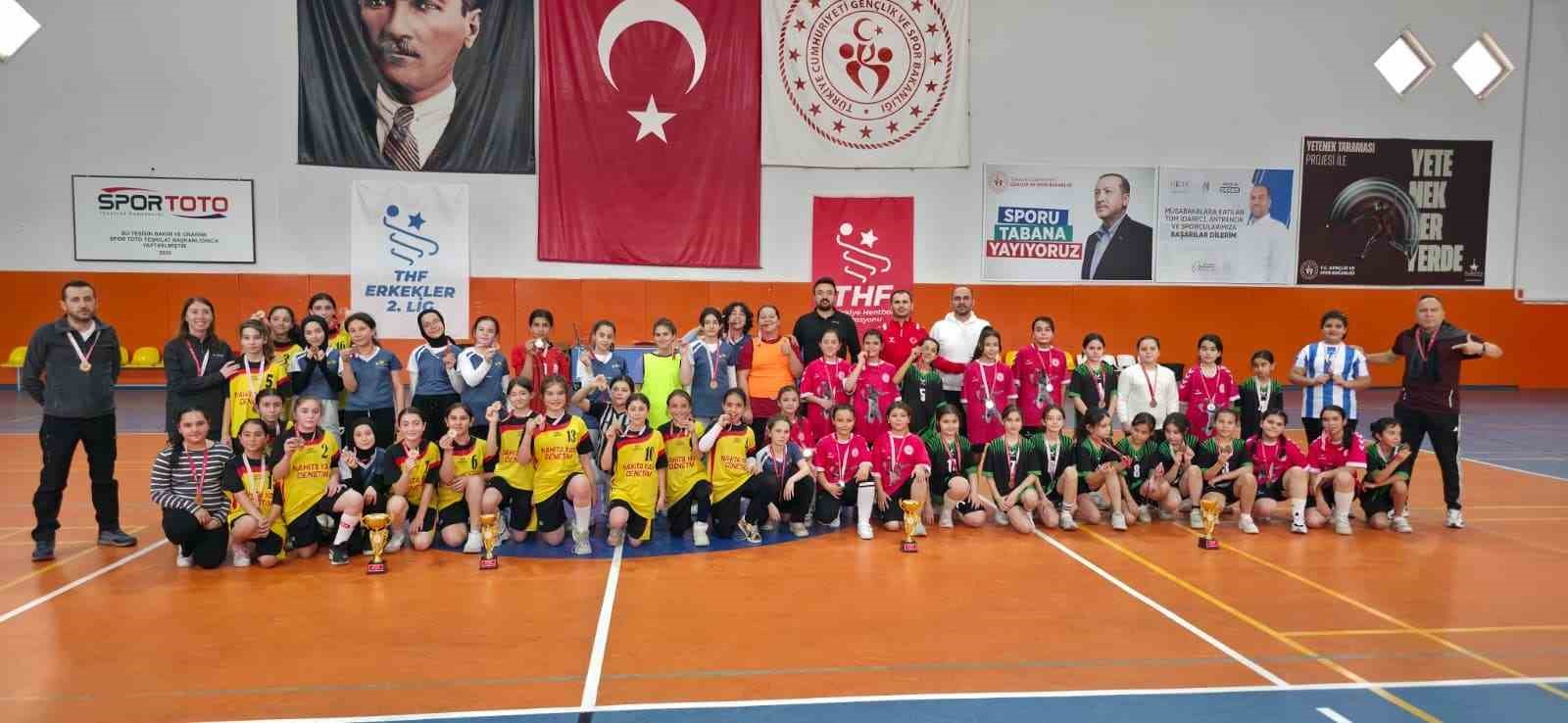 Okul Sporları Küçükler Hentbol Müsabakaları sona erdi
