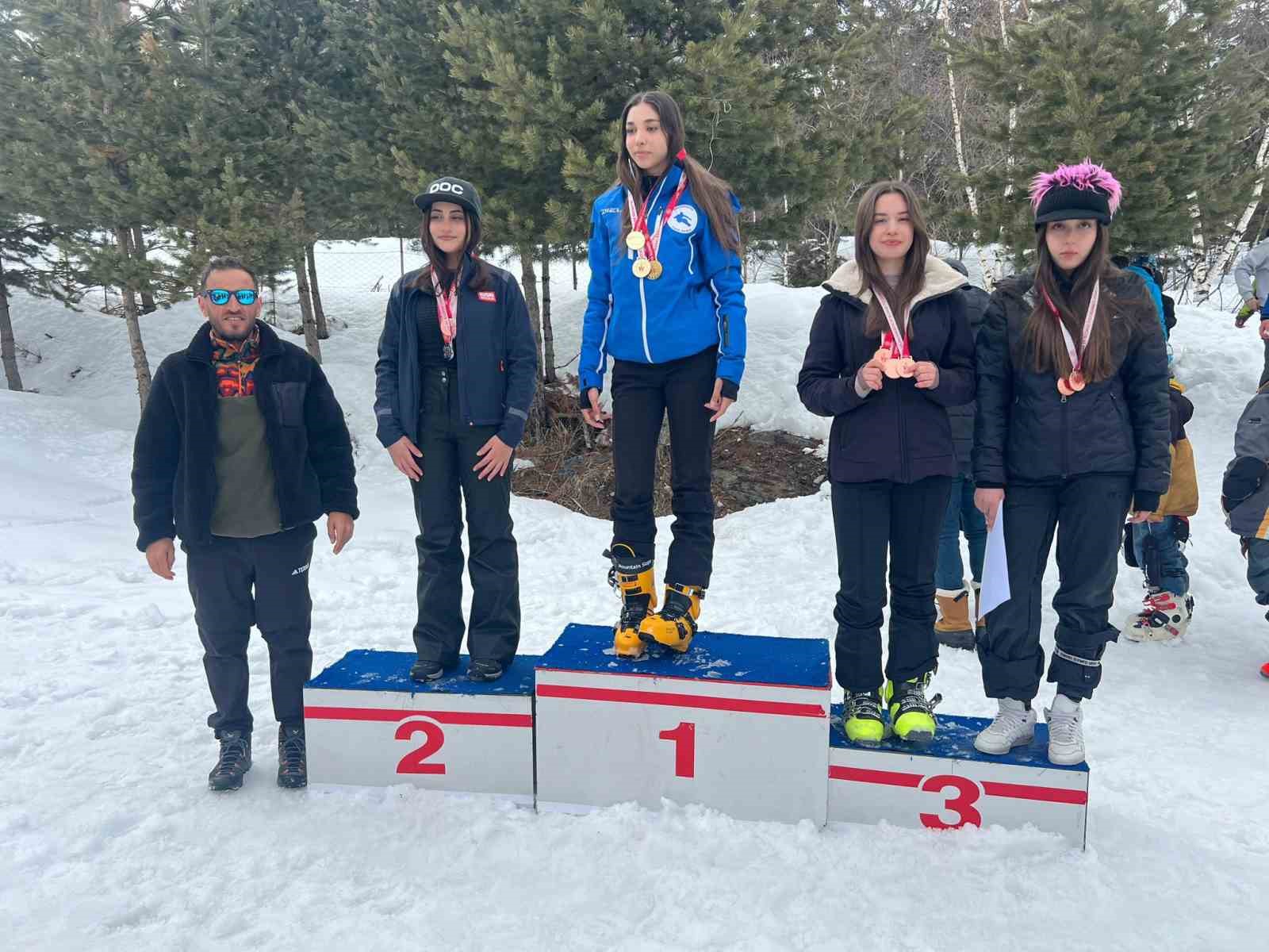 Okul Sporları Snowboard Türkiye Birinciliği’nde kürsüye Kayseri ambargosu
