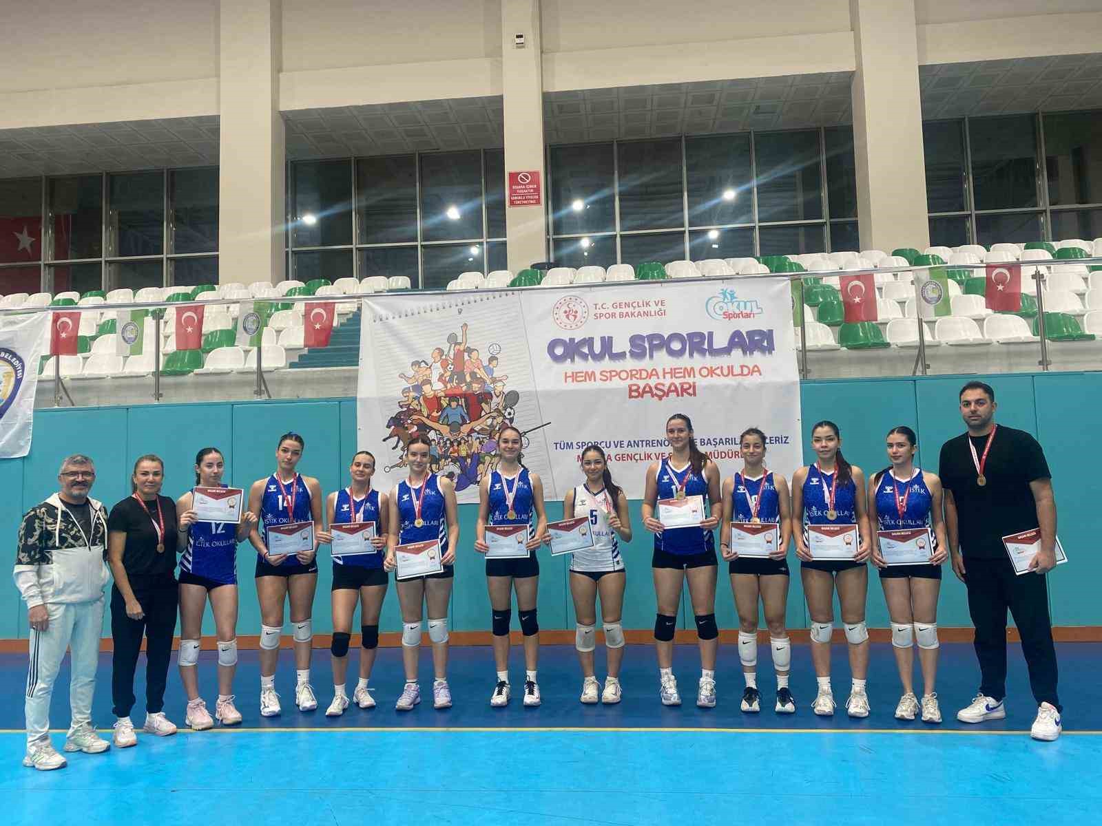 Okul Sporları Voleybol Gençler (A) Grup Müsabakaları Manisa’da tamamlandı
Okul Sporları Voleybol Gençler (A) Grup Müsabakaları Manisa’da tamamlandı