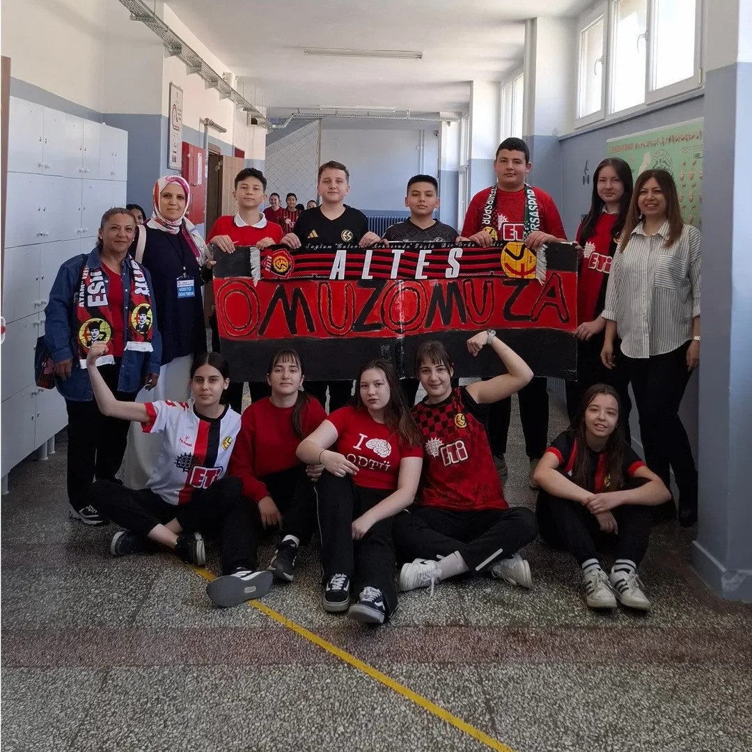 Okula Eskişehirsor formasıyla gelip teneffüslerde yaptıkları tezahüratlarla takımlarının başarısını kutladılar
