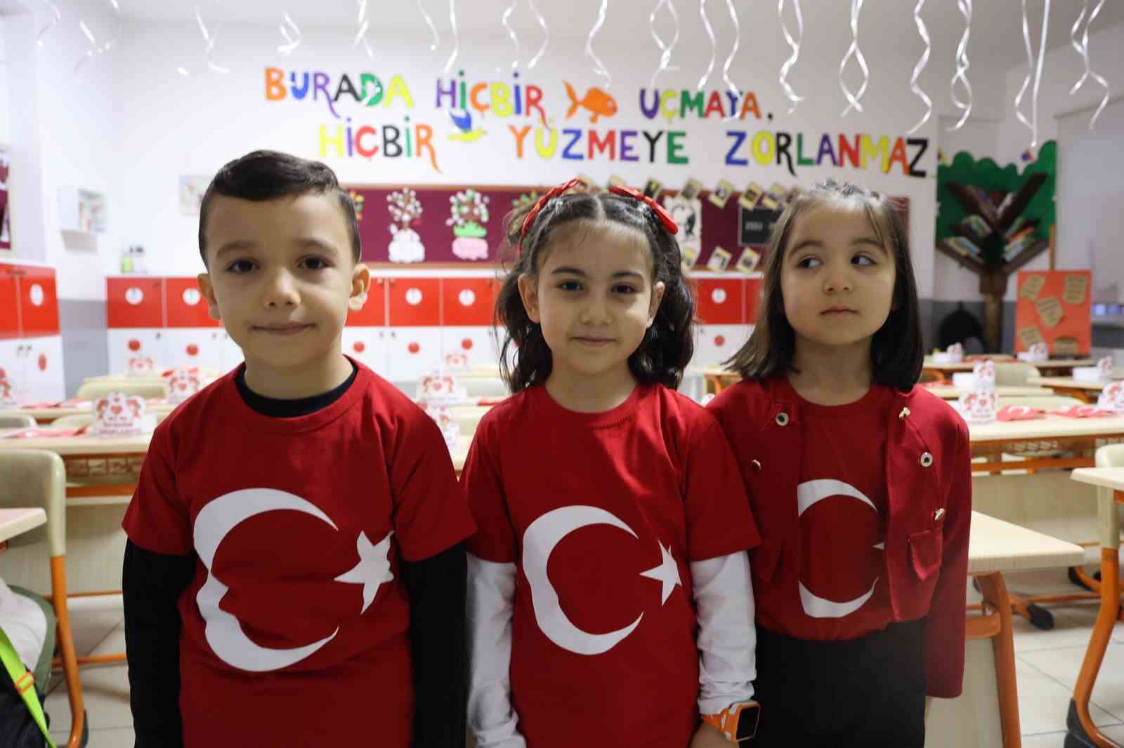 Okula gelen öğrenciler Türk bayraklarıyla karşılandı
