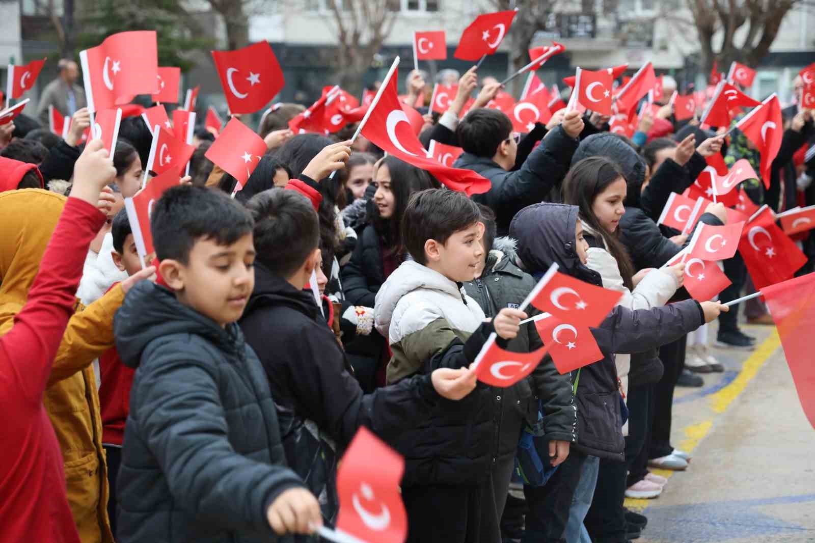 Okula gelen öğrenciler Türk bayraklarıyla karşılandı
