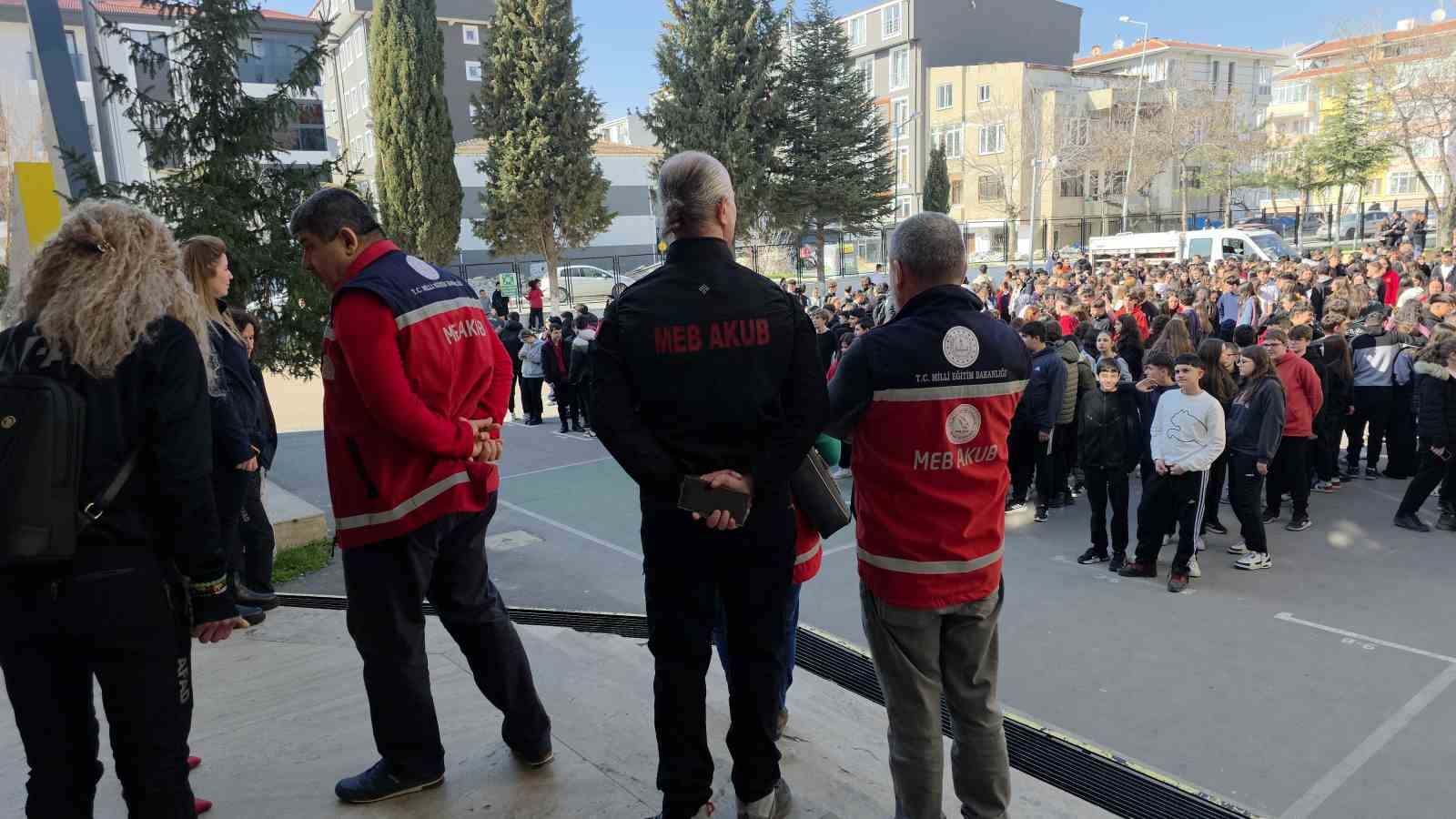 Okulda gerçeği aramayan deprem tatbikatı
