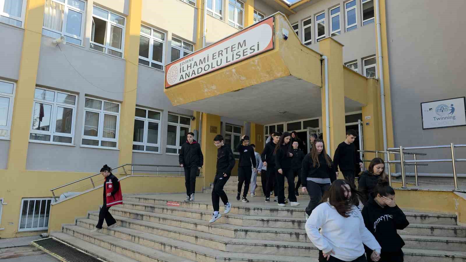 Okulda gerçeği aramayan deprem tatbikatı
