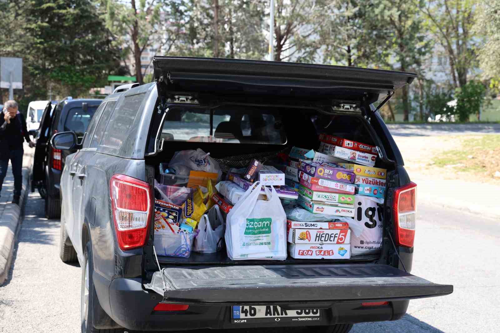 Okuldaki saldırıdan kurtulan öğrenci annesiyle okula gelip eşyalarını aldı
