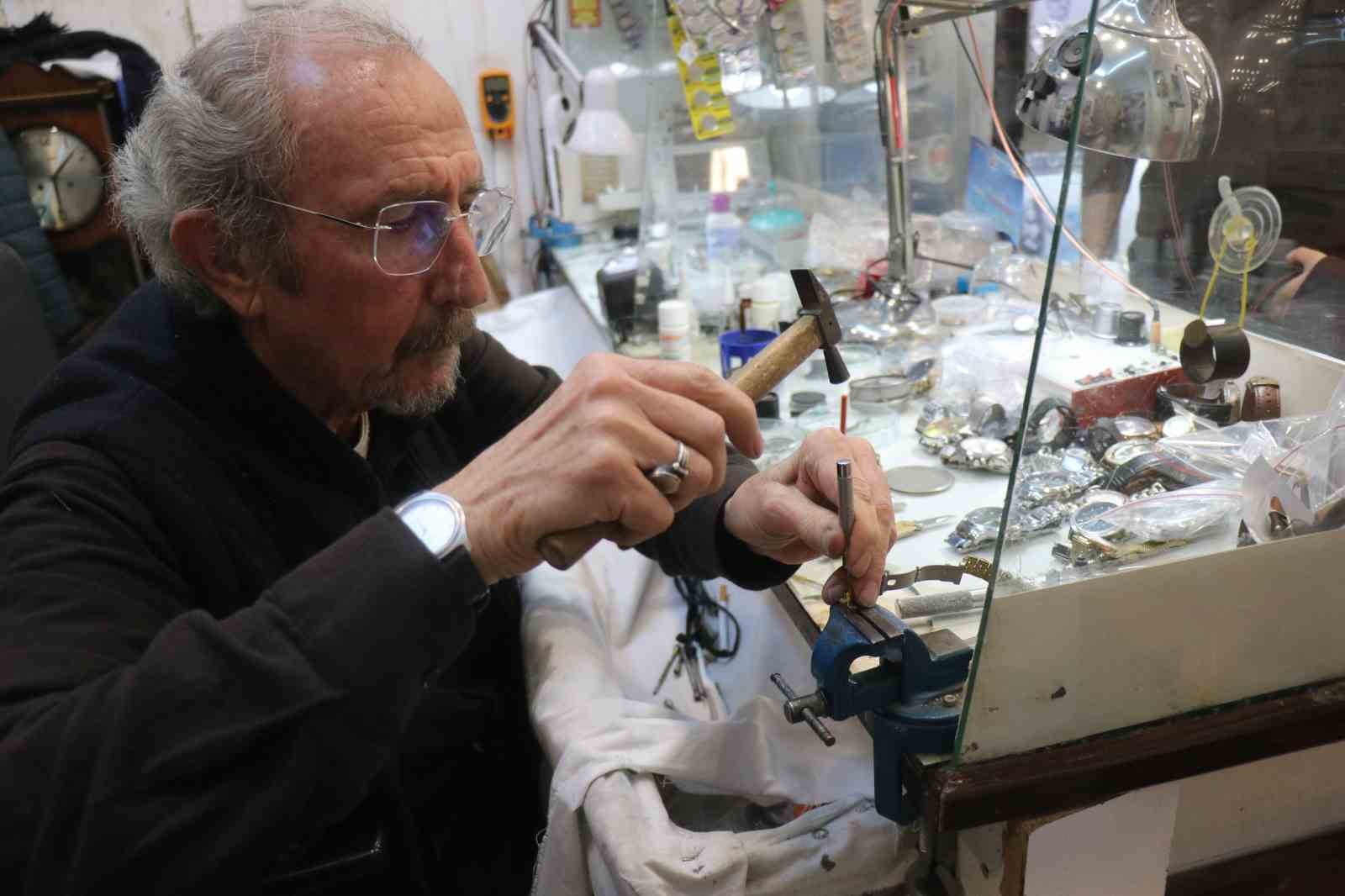 Okuldan vazgeçti, ömrünü akrep ve yelkovana adadı
