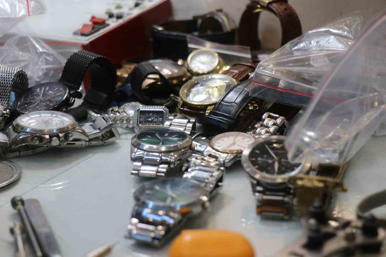 Okuldan vazgeçti, ömrünü akrep ve yelkovana adadı
