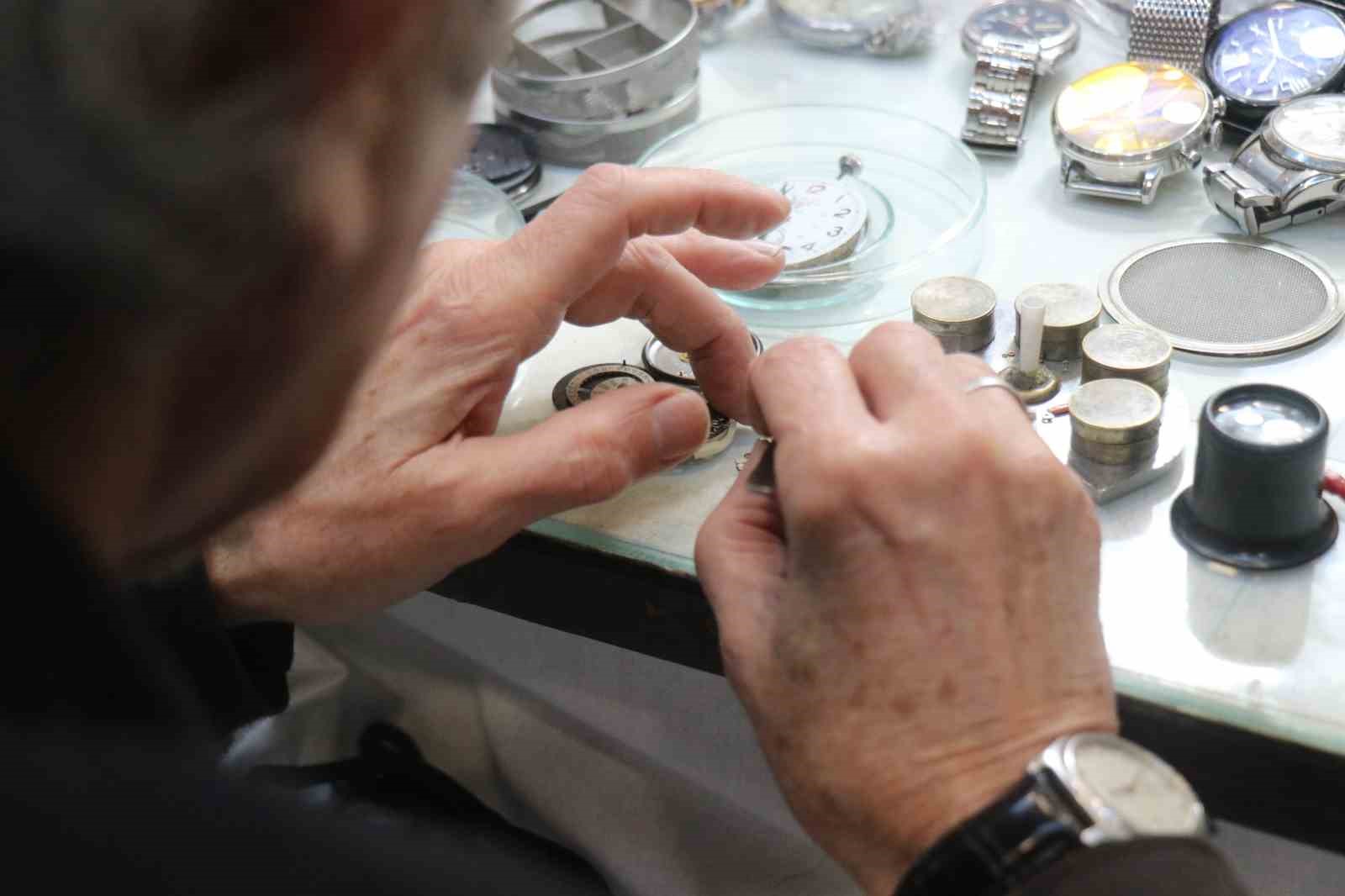 Okuldan vazgeçti, ömrünü akrep ve yelkovana adadı
