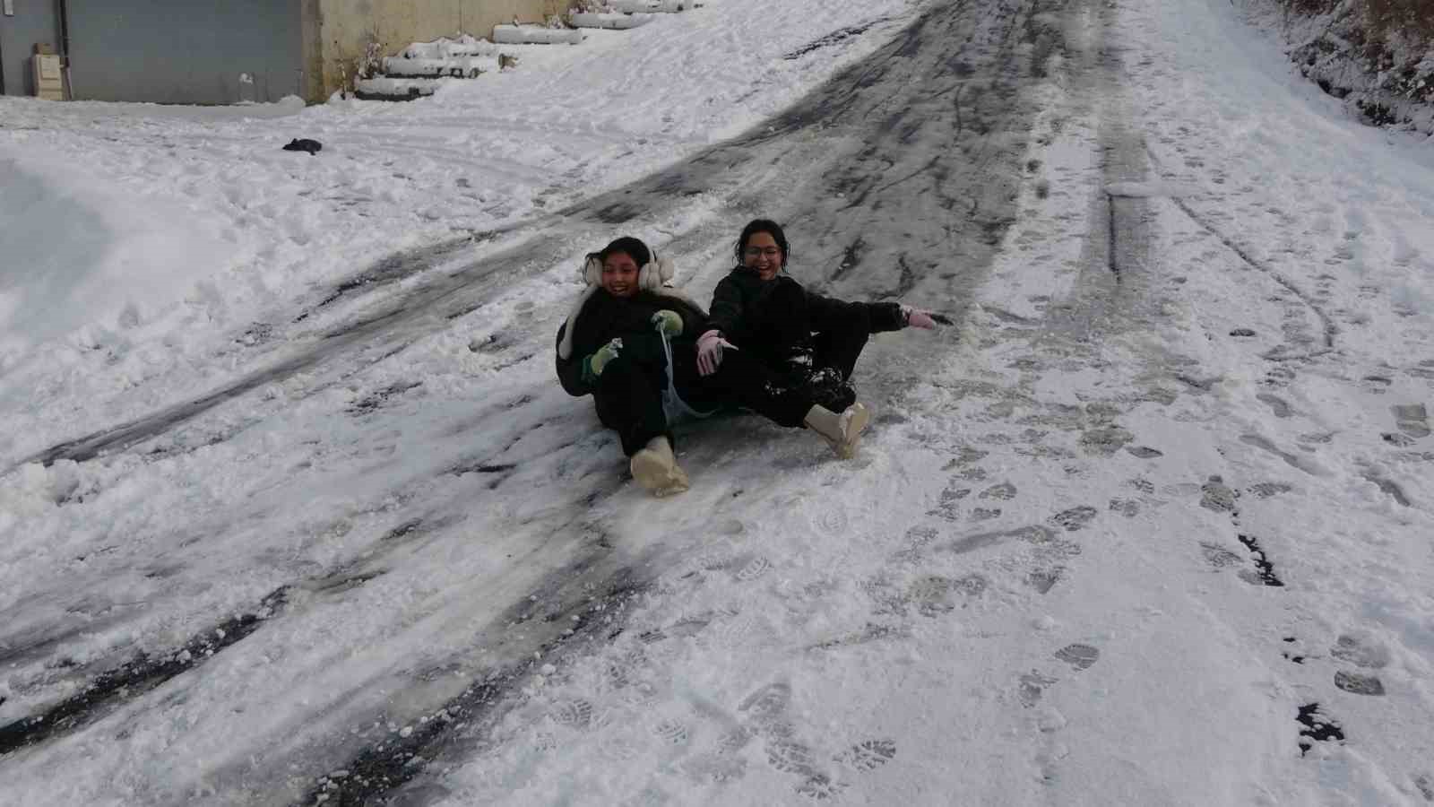 Okullar tatil edildi, çocuklar karda doyasıya eğlendi
