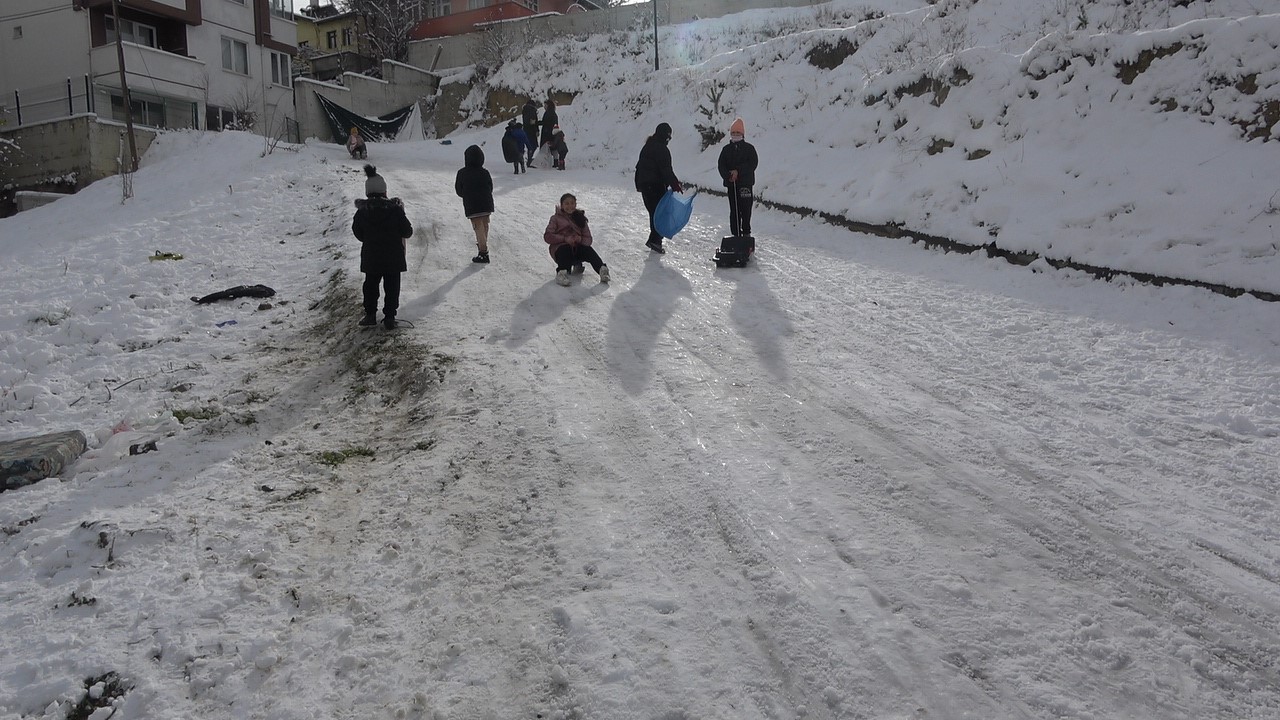 Okullar tatil edildi, çocuklar karda doyasıya eğlendi
